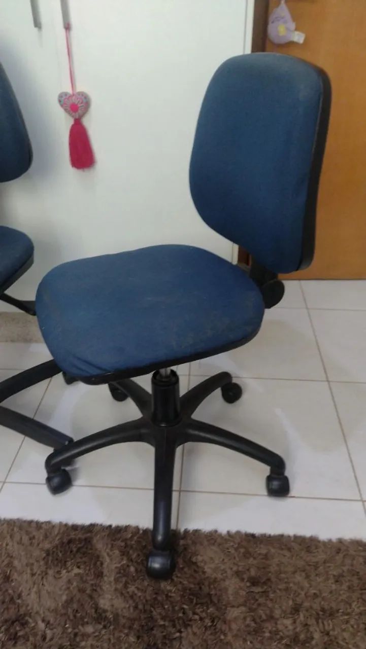Duas Cadeiras de Escritório com Rodinhas - Foto 5