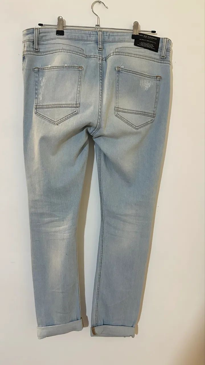 Calça jeans masculina zara reta com botão e rasgos azul clara - Foto 3