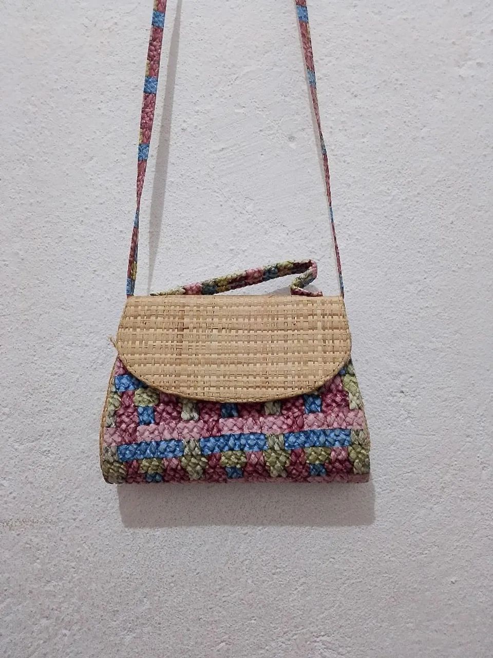 Mini bolsa de palha artesanal colorida
