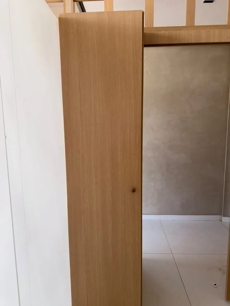 Armário vertical planejado com várias prateleiras - Foto 2