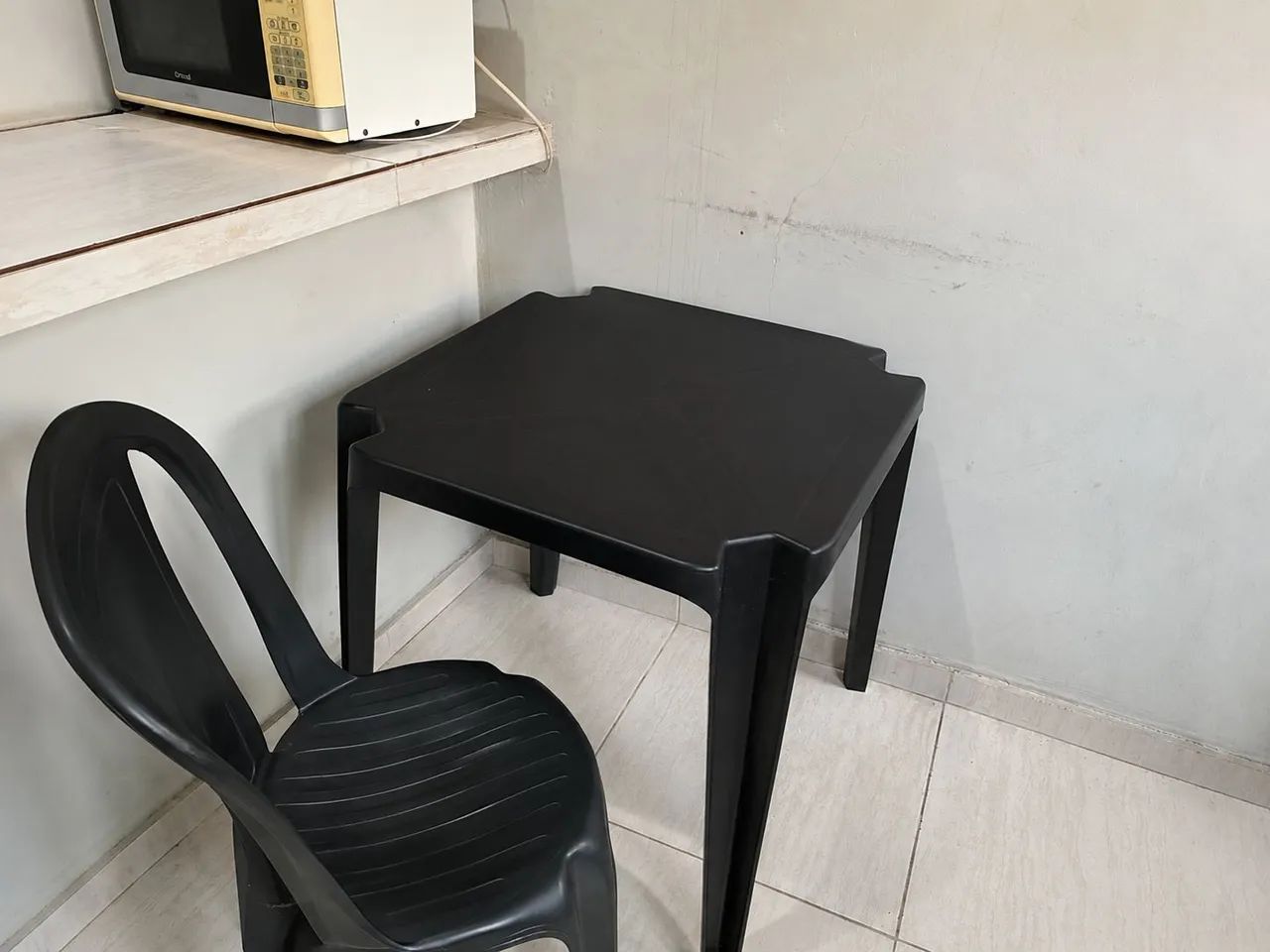 Mesa plástica + 5 cadeiras