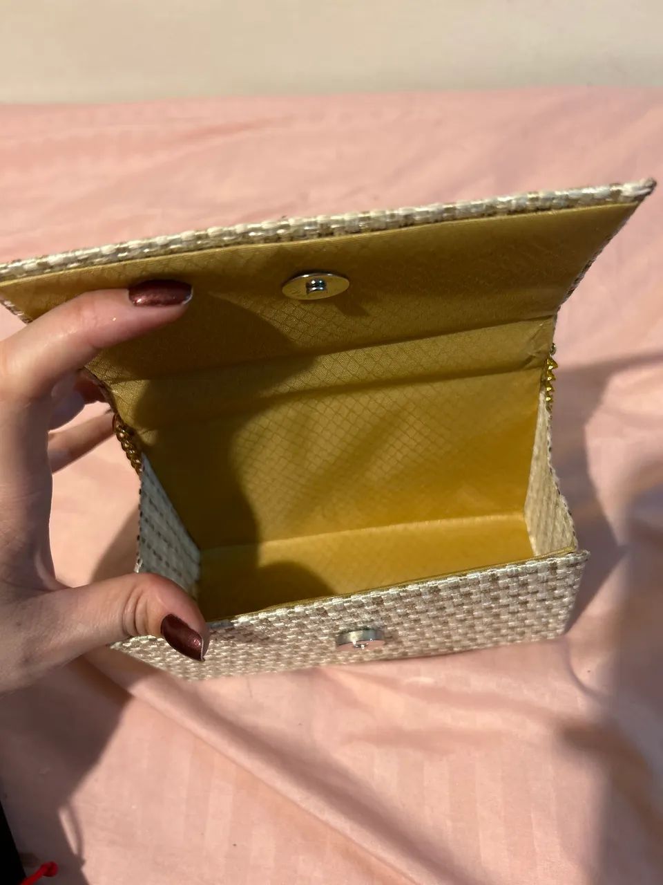 Bolsa Clutch de Palha com Detalhes Dourados e Alça Dourada - Foto 4