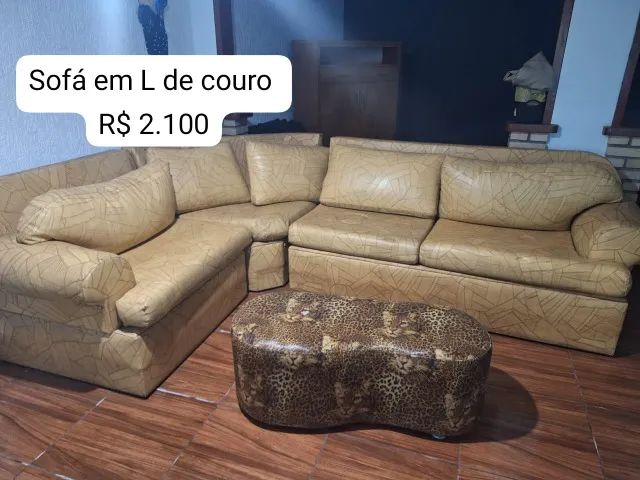 Sofá em L de couro sintético bege