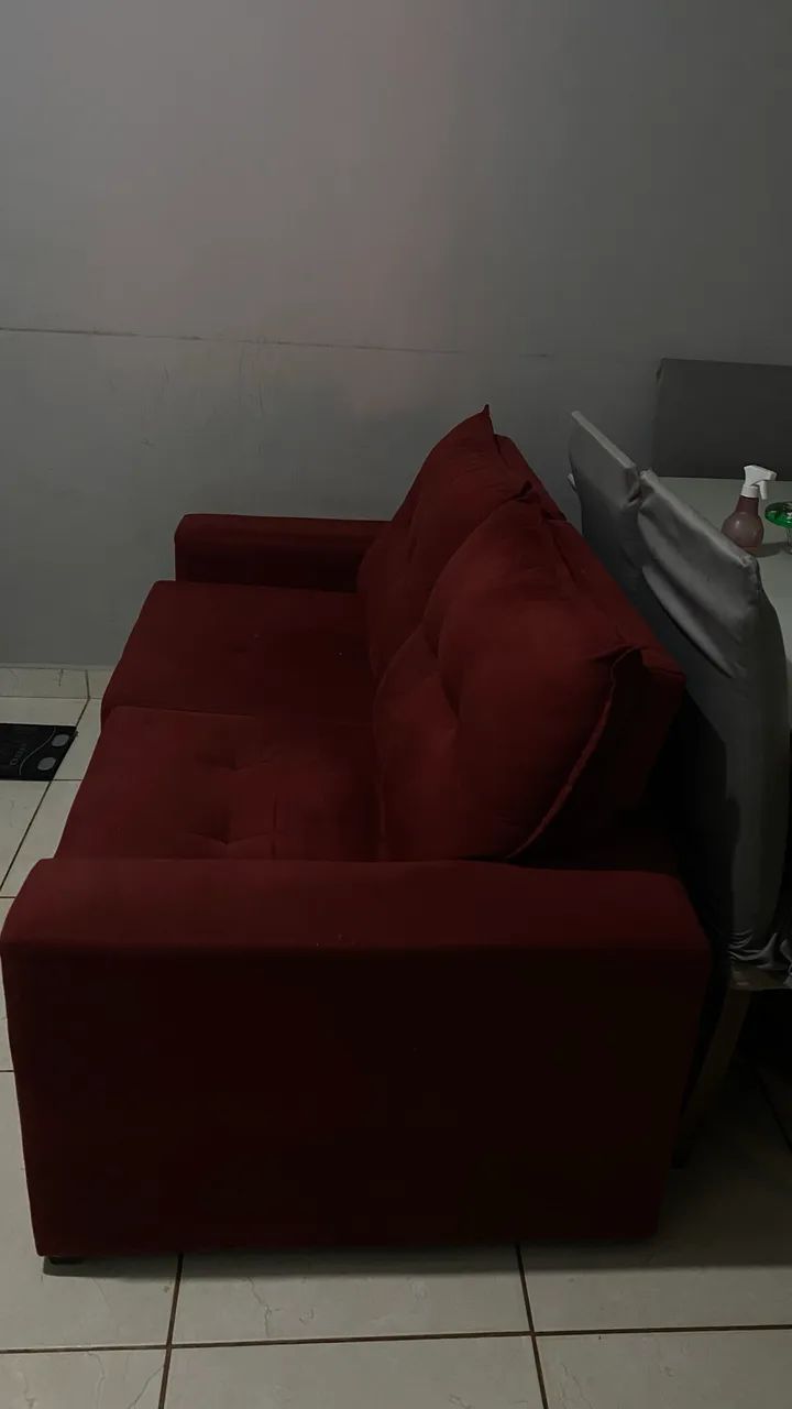 Sofá vermelho retrátil