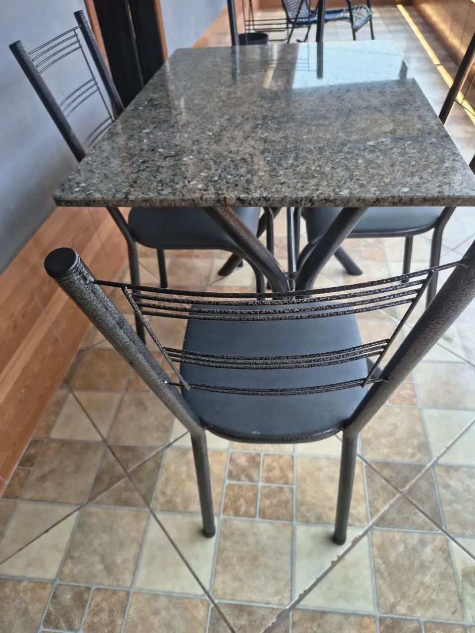 Mesa de mármore 4 cadeiras perfeita condições  - Foto 3