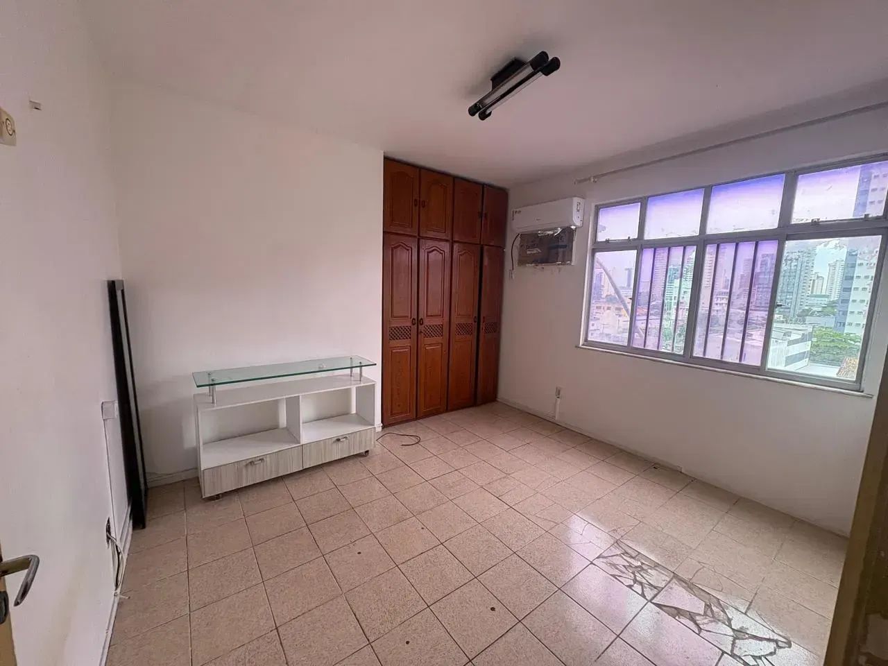 Apartamento semi mobiliado para locação no Edifício Janvier