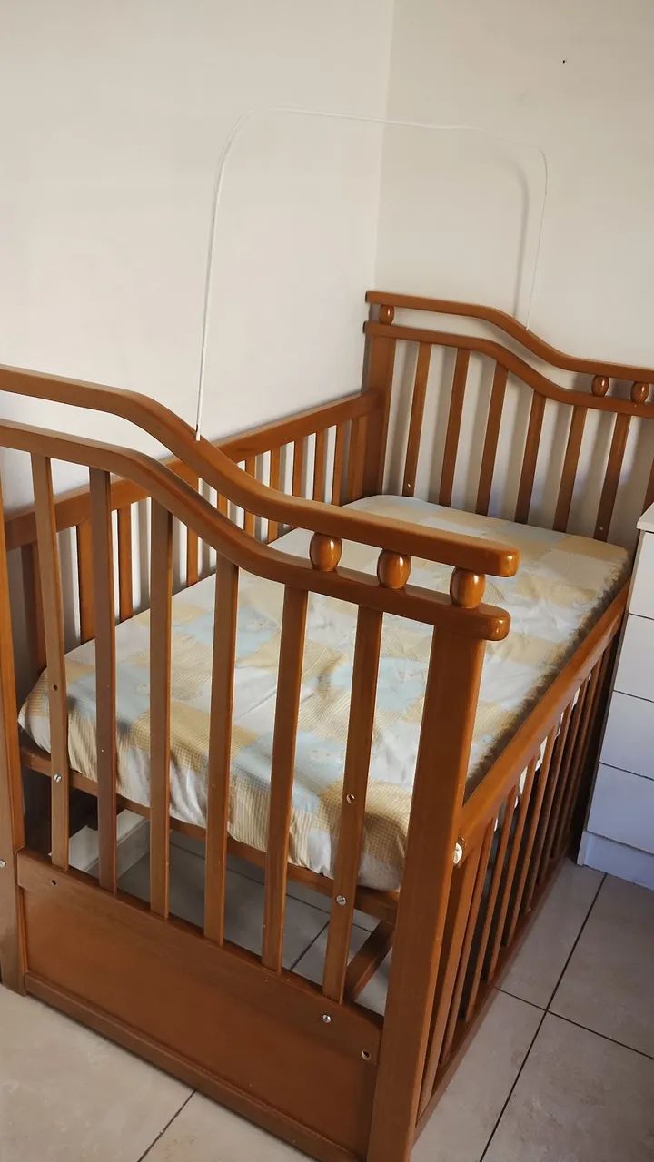 Berço de madeira maciça super conservado  - Foto 2