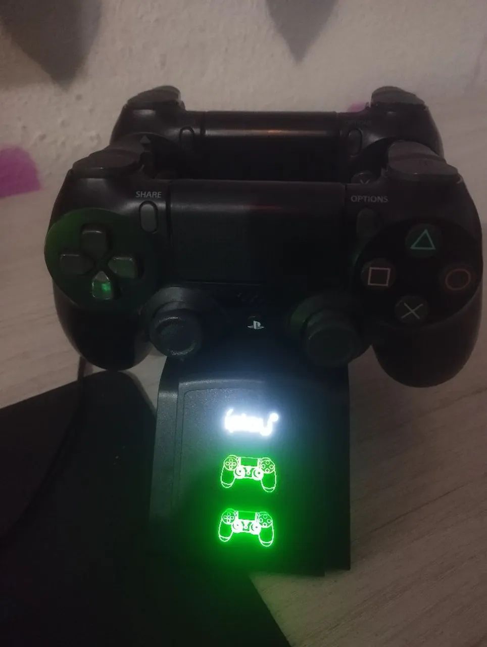 VENDO 2 CONTROLES PS4 + BASE DE CARREGAMENTO - Foto 4