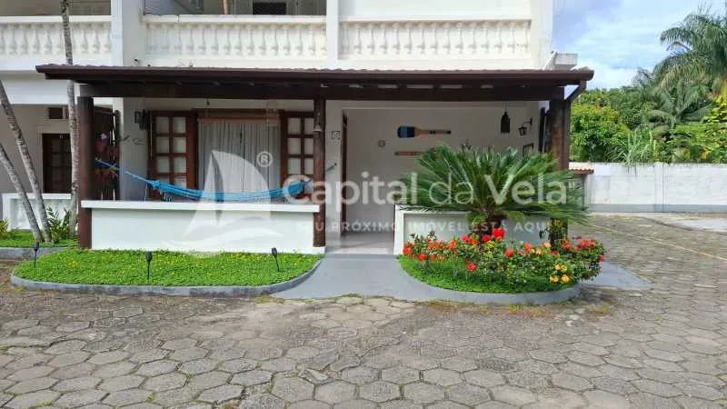 CASA EM CONDOMÍNIO COM PISCINA