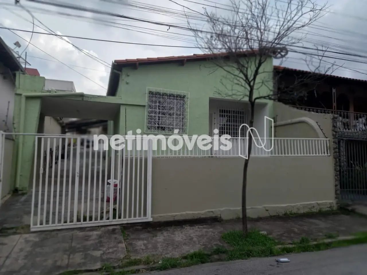 CASA COM BARRACÃO NO TRADICIONAL BAIRRO ESPLANADA