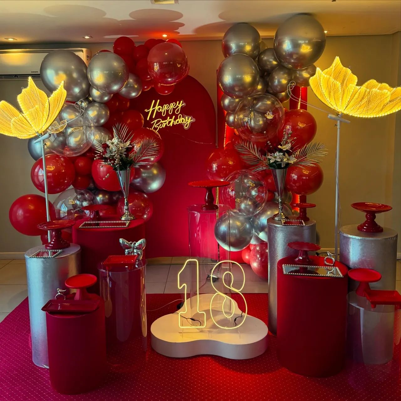 Decoração vermelha com prata 