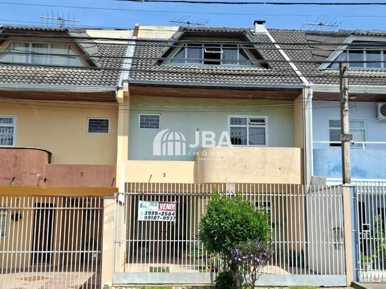 TRIPLEX COM ESPAÇO NOS FUNDOS