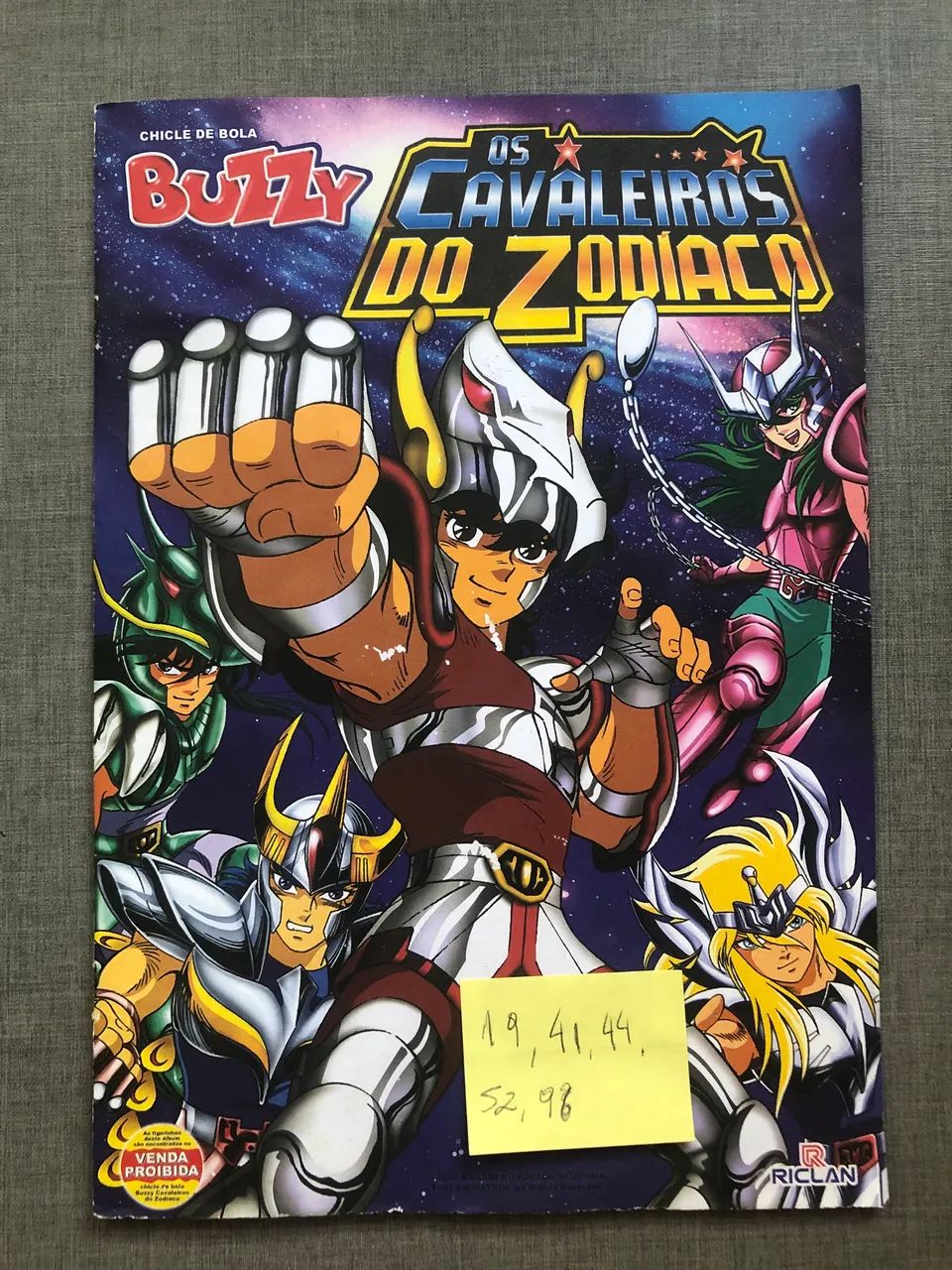 Álbum Buzzy Cavaleiros do Zodíaco com figurinhas coladas - Hobbies