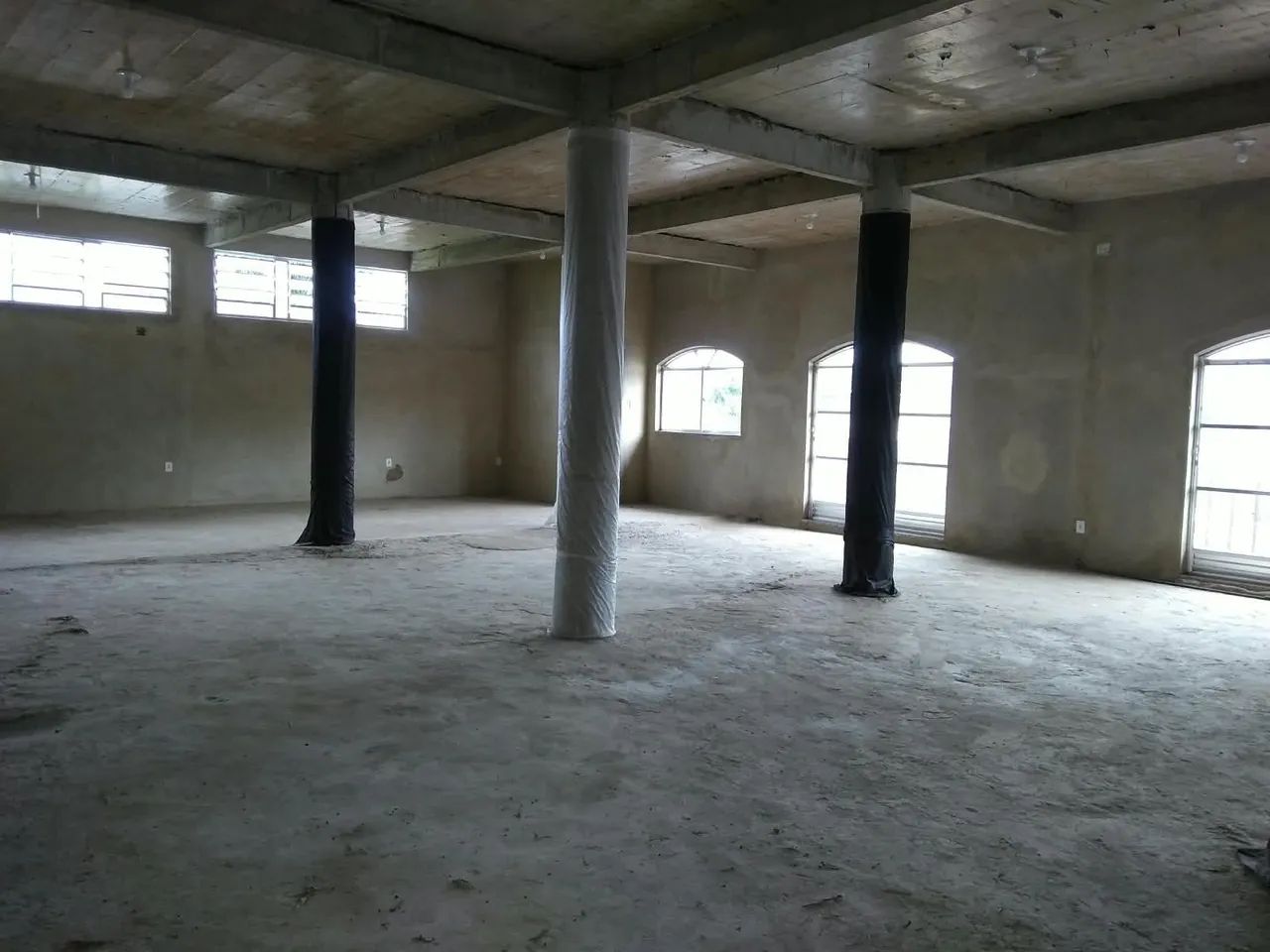 Vendo ou alugo, lojas e salão com cobertura - Foto 5