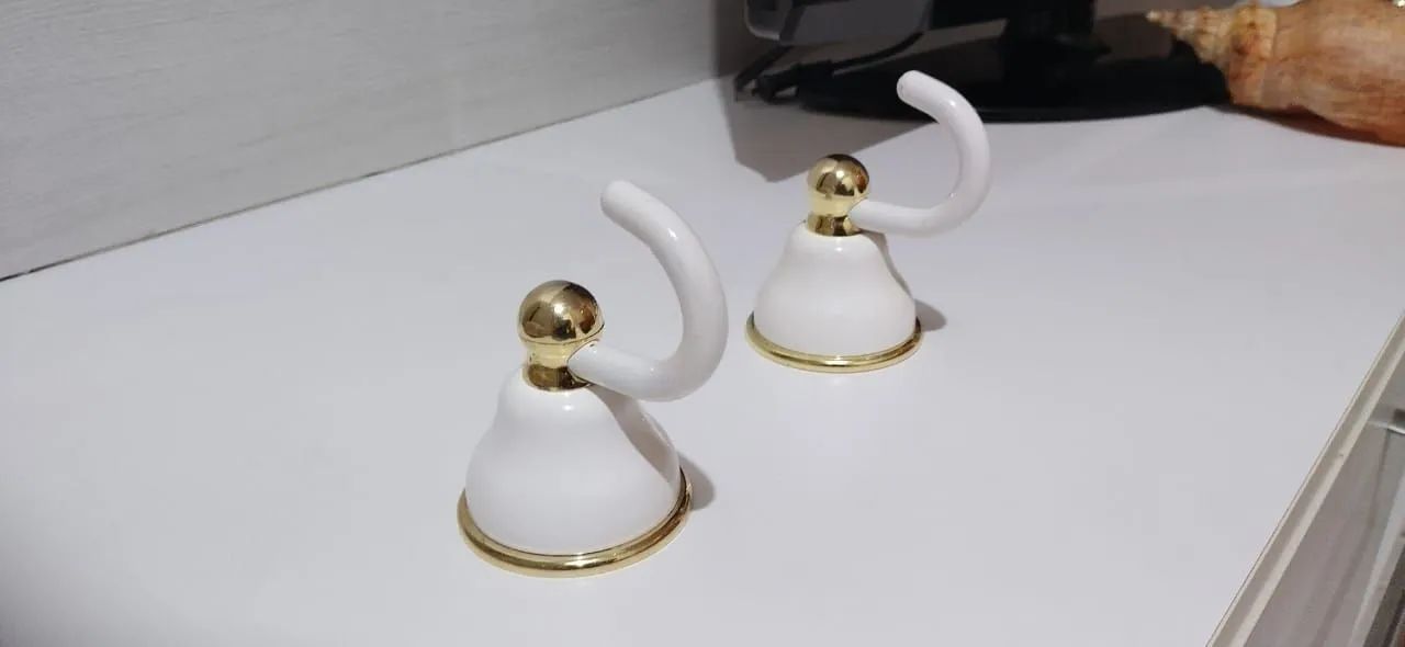 Vendo 2 cabides cor branco/dourado,Deca Bella Époc.
