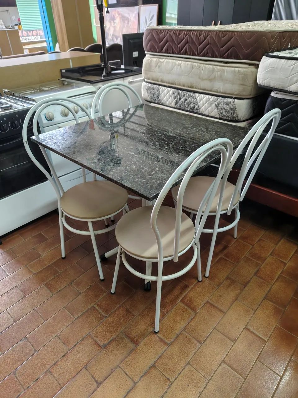 Vendo mesa de granito quadrada com 4 cadeiras 