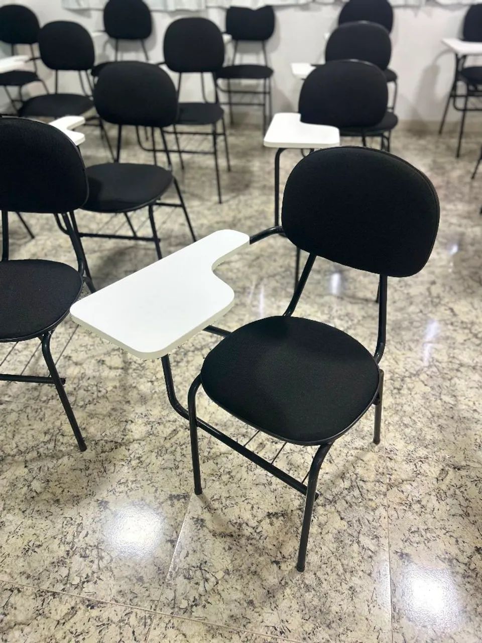 Cadeiras universitária.