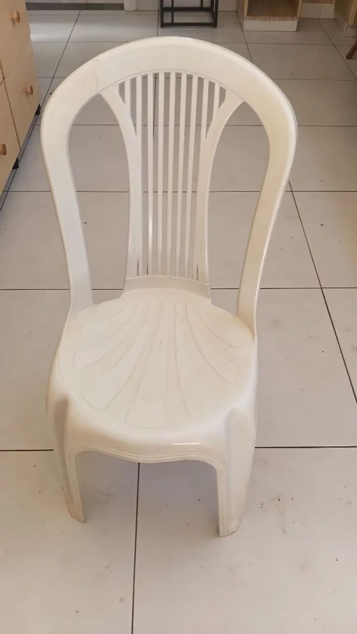 30 Cadeira plastica usada