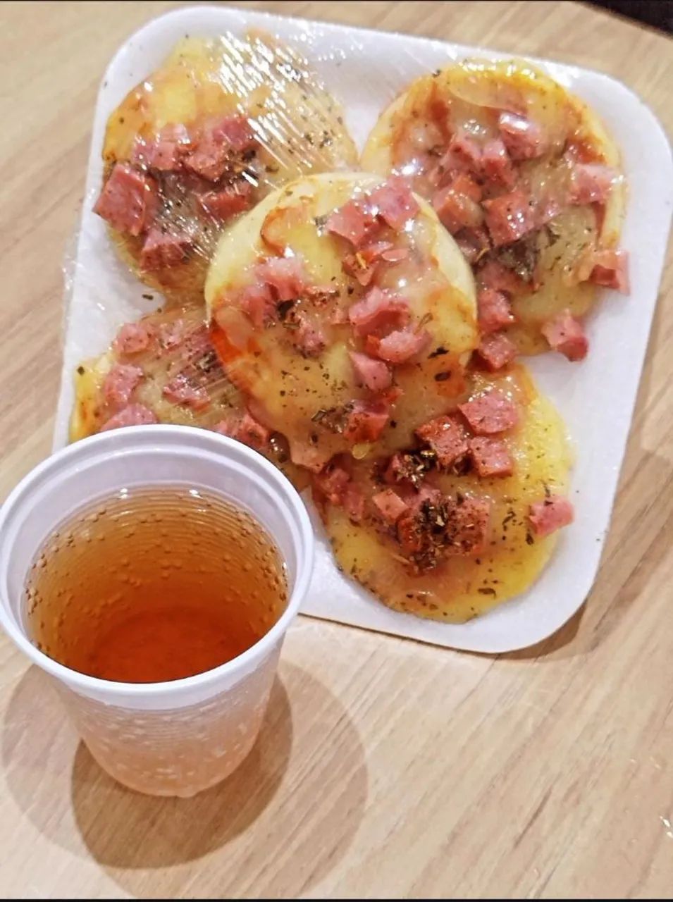 5 MINI PIZZA BEM RECHEADO COM COPO DE REFRI 