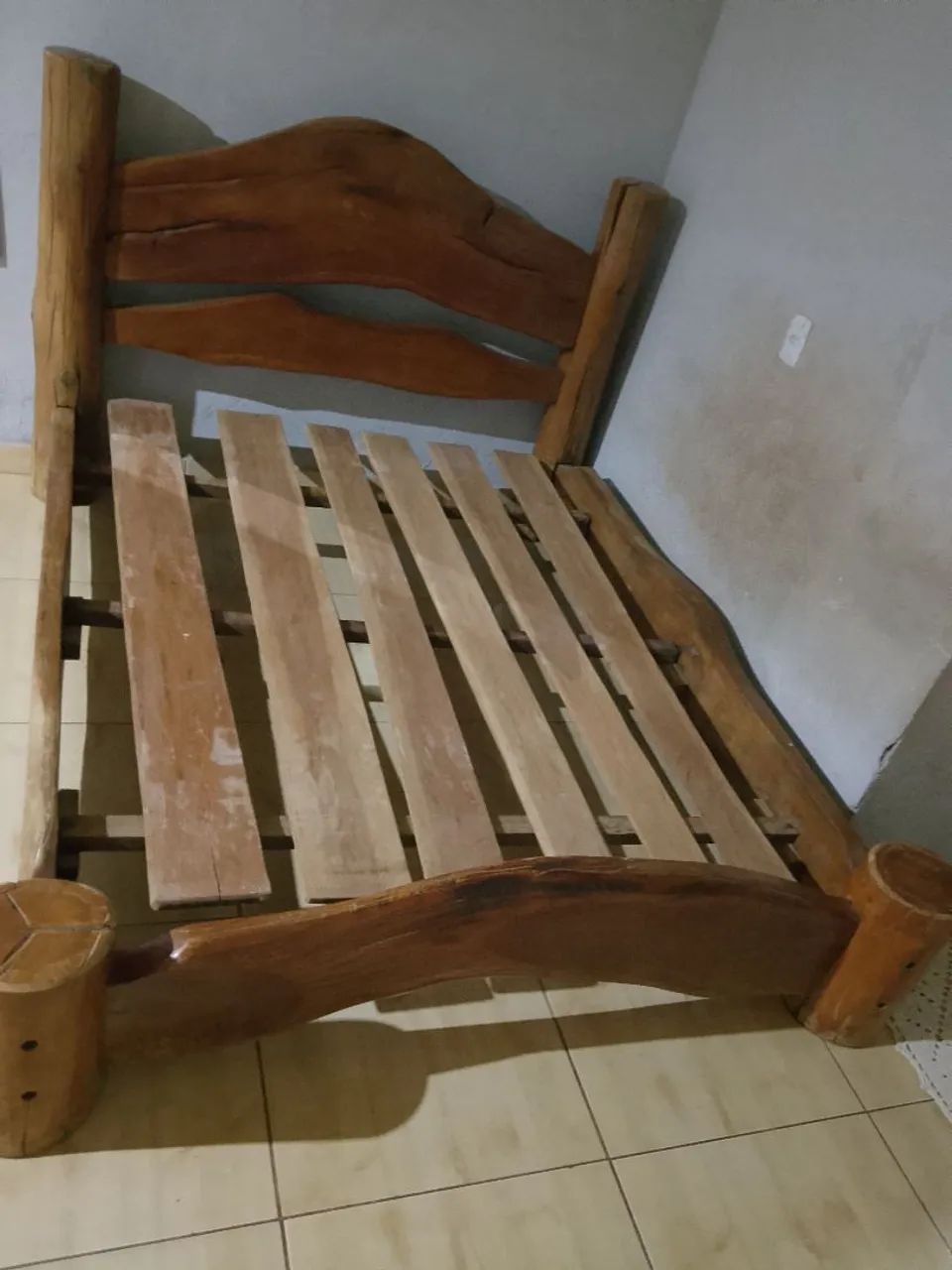 "Cama de madeira pura"