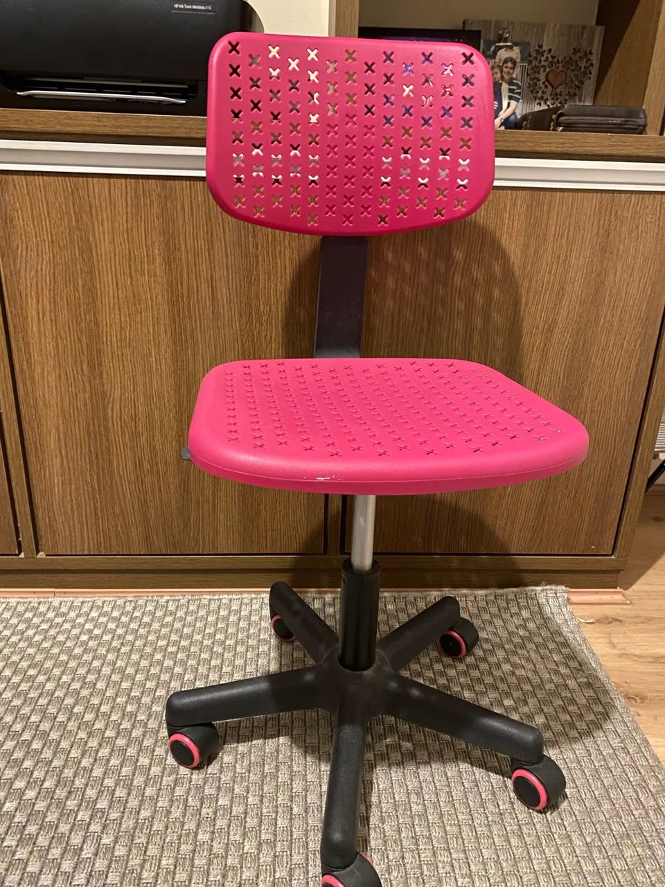 CADEIRA COM RODÍZIO PARA MESA DE ESTUDO INFANTIL ROSA IDEAL ATÉ 12 ANOS