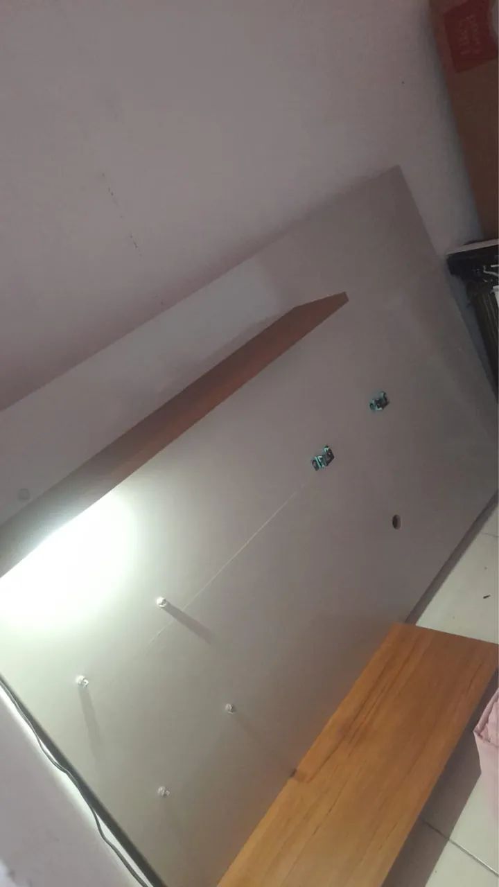 PAINEL COM LED E PRATELEIRAS DE VIDRO