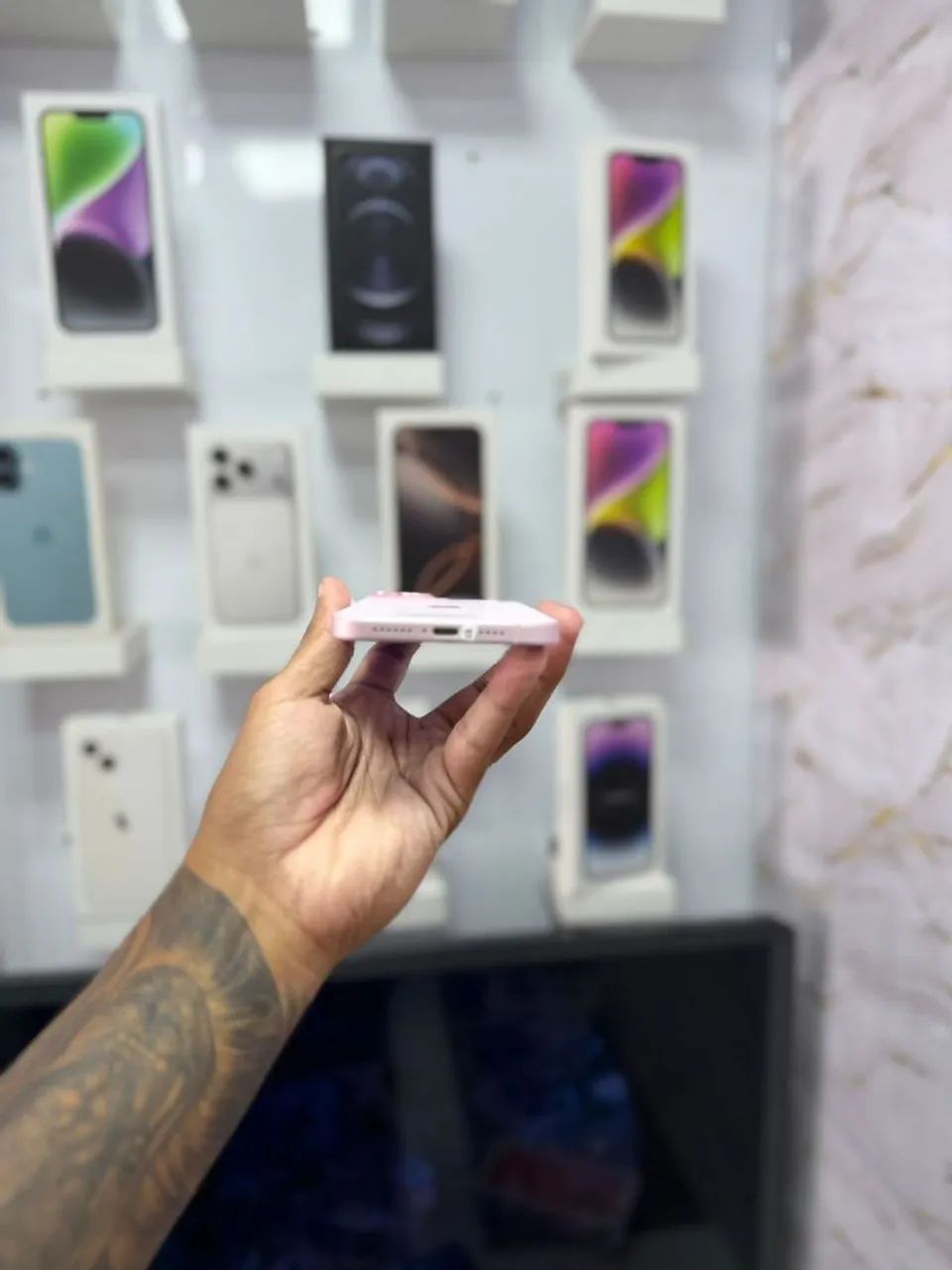 IPHONE 15 PLUS 128GB ROSA<br>R$ 3.499,00 - Foto 4