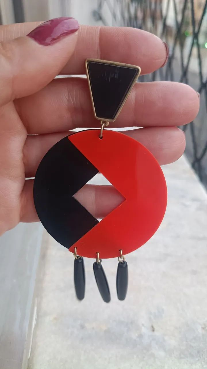 Brinco em acrílico preto e laranja - Foto 4