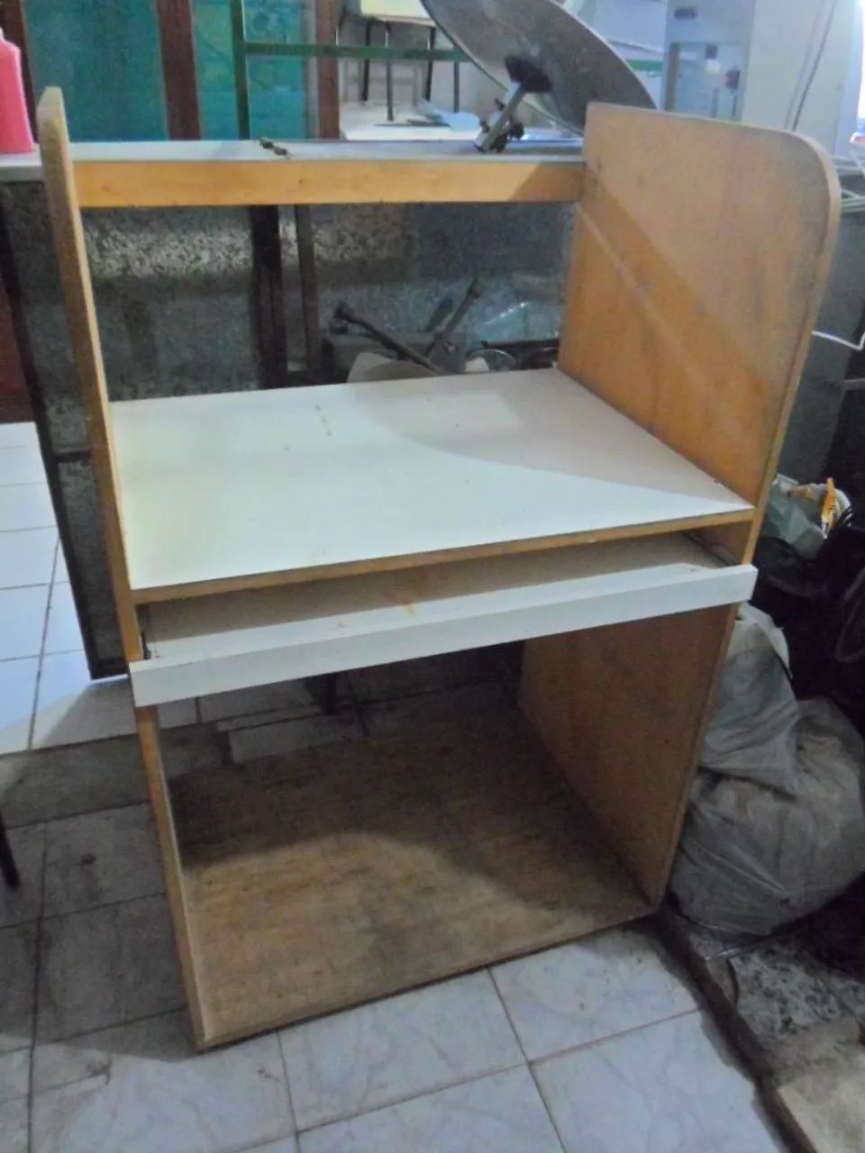 Cabine pra computador de madeira. - Foto 3