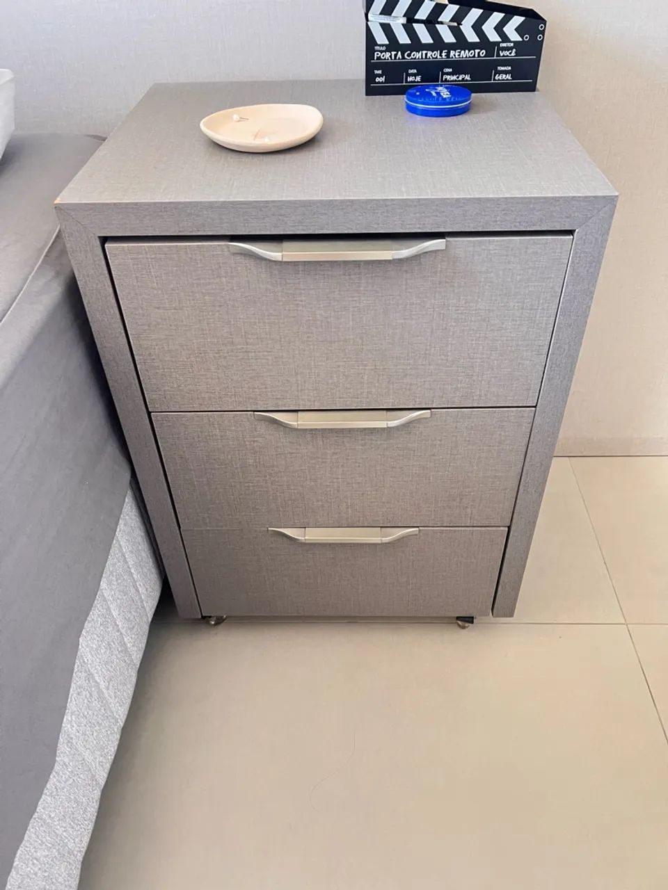 2 mesa de cabeceira 
