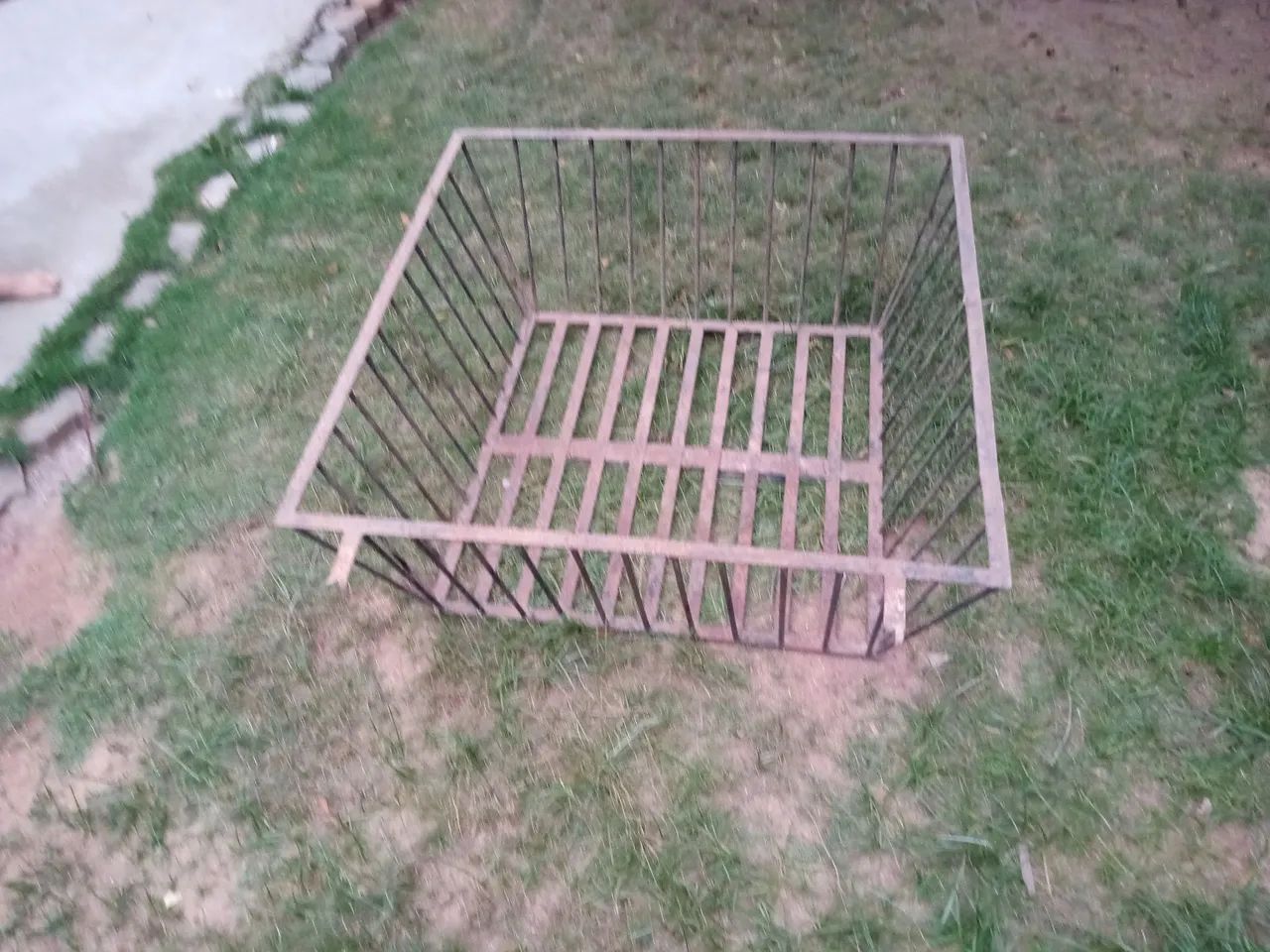 Vendo lixeira de ferro de 40 cm de altura com 1 metro de comprimento  - Foto 4