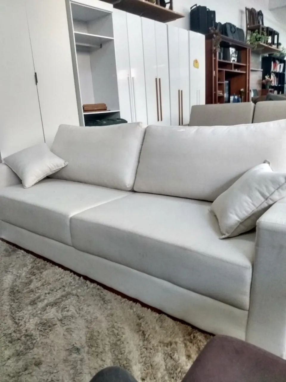 Sofá Branco Novo Mostruário Pés de Madeira Clean Moderno - Foto 2