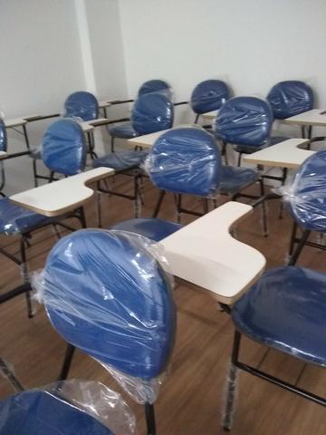 Cadeira universitária estofada com porta livros/prancheta lateral à vista dinheiro