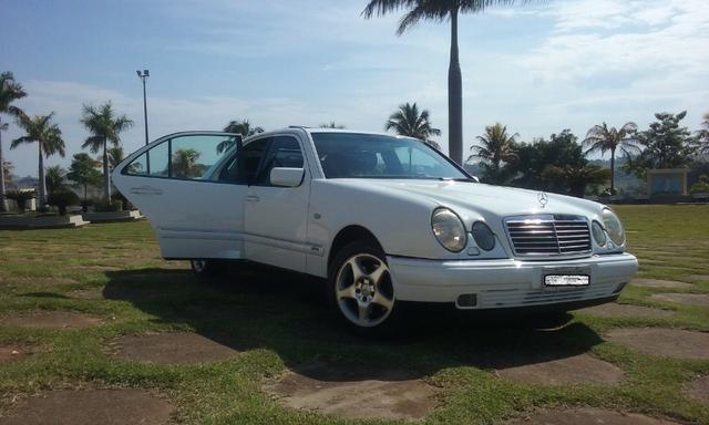 Mercedes E320 utilizada apenas em transporte de noivas - Foto 2