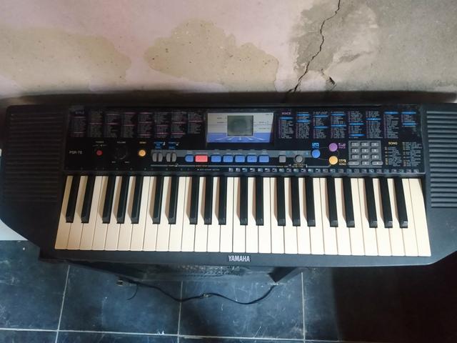 Teclado Yamaha e caixa amplificada LL300