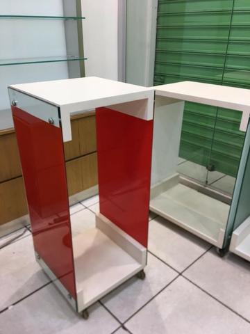 Aparador e expositor para vitrine cor vermelha
