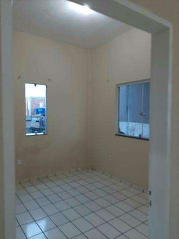 Aluga-se casa com 2 quartos e quintal grande - Foto 5