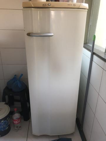 GELADEIRA 220v (DEFEITO NA PORTA) - Foto 2