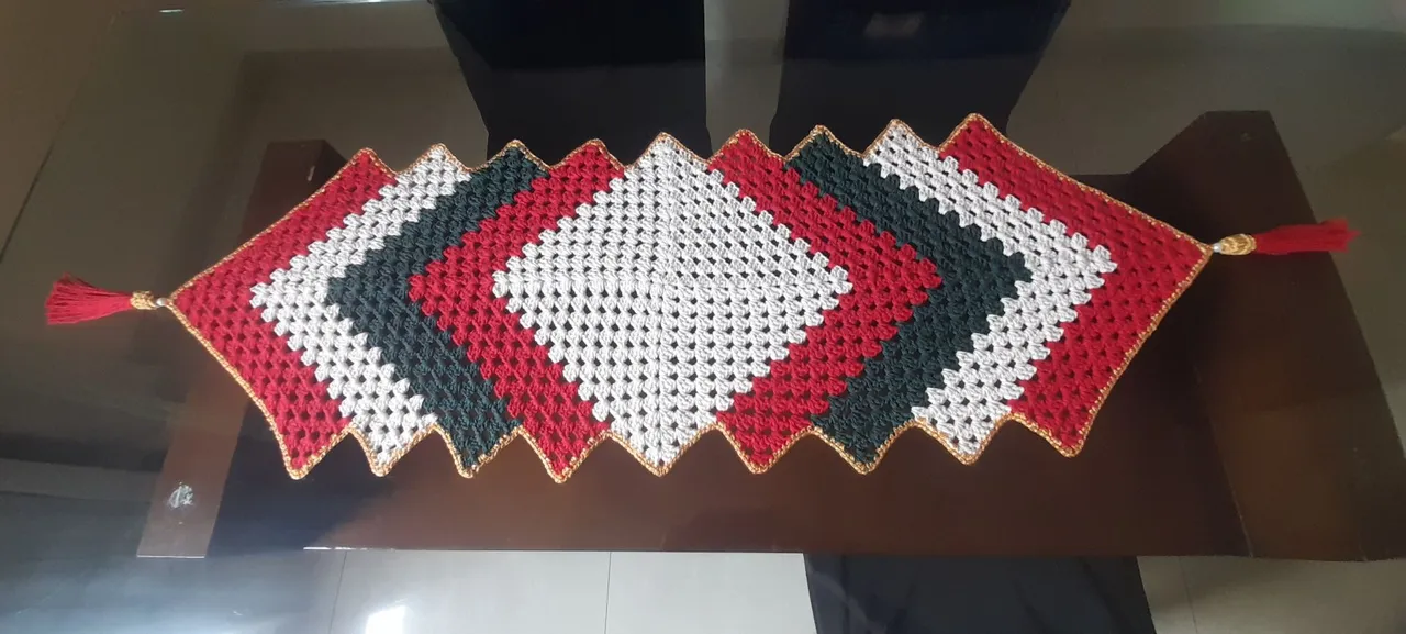 Trilho de mesa em crochê