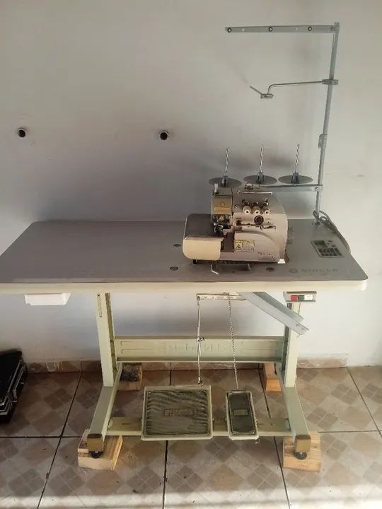 Máquina de overloque Singer 
