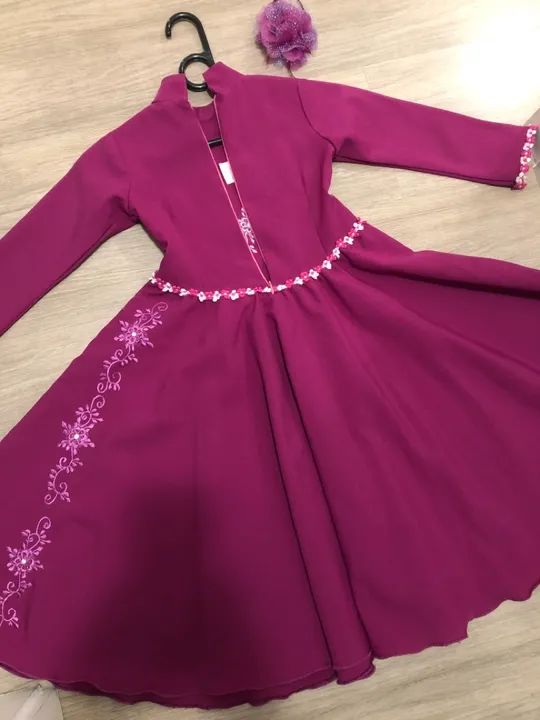 Vestido de prenda bordado, com grampo pro cabelo - Foto 4