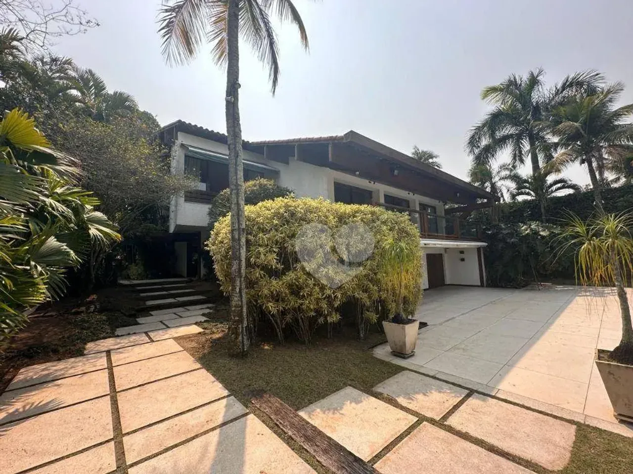 Linda mansão com 1500m2 em condomínio fechado com segurança na Barra da Tijuca