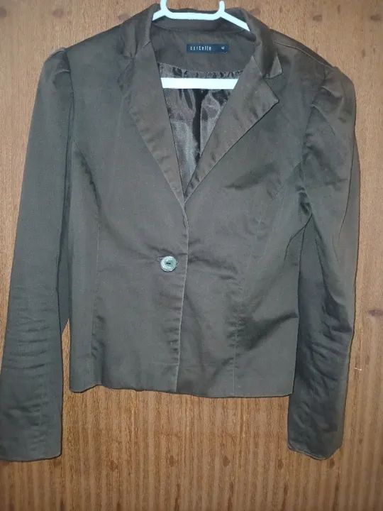 Blazer Marron com ombreiras.