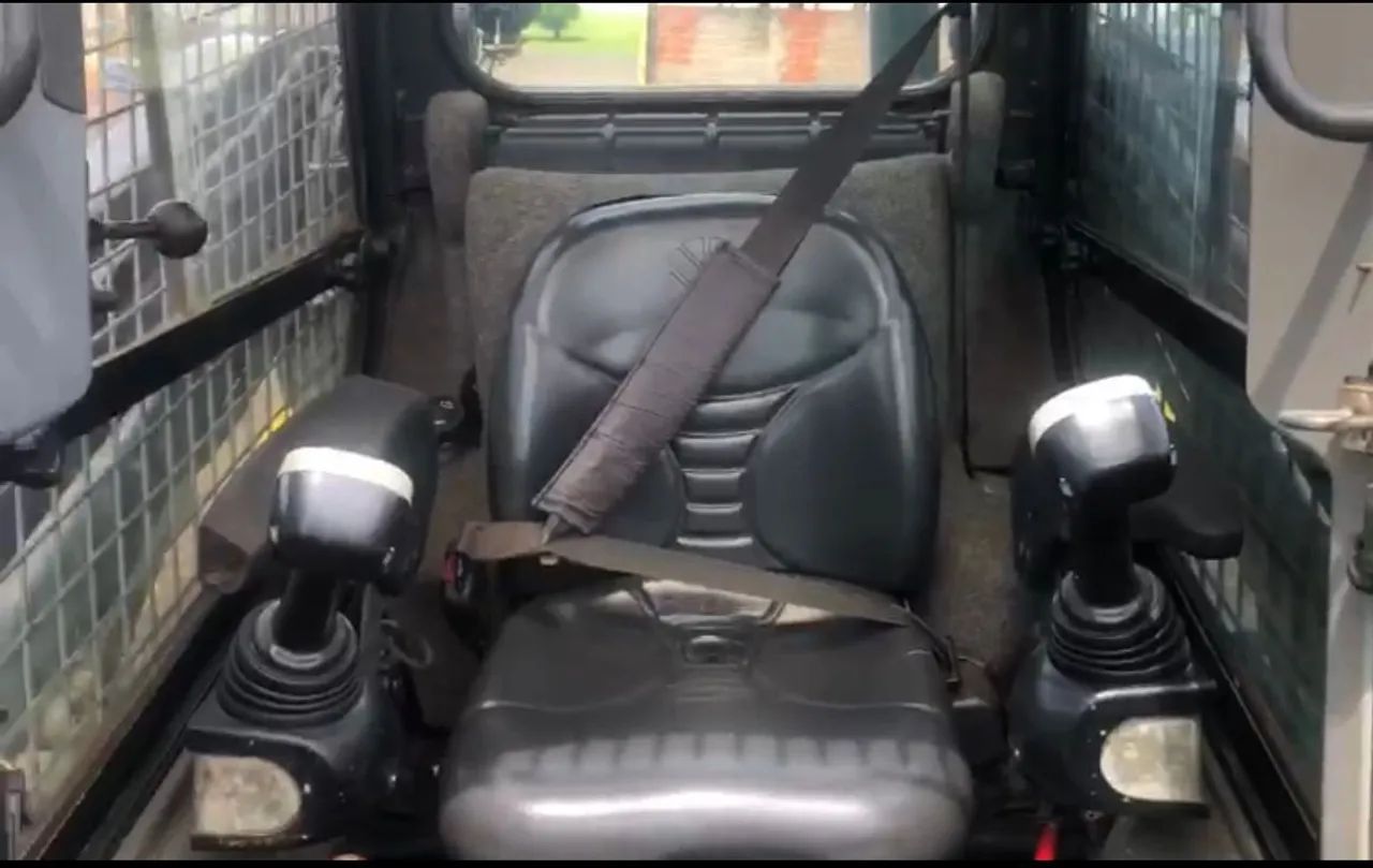 Minicarregadeira New Holland L220 2015 - Foto 6