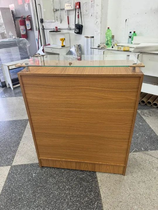 BALCÃO AMADEIRADO COM TAMPO DE VIDRO MDF  