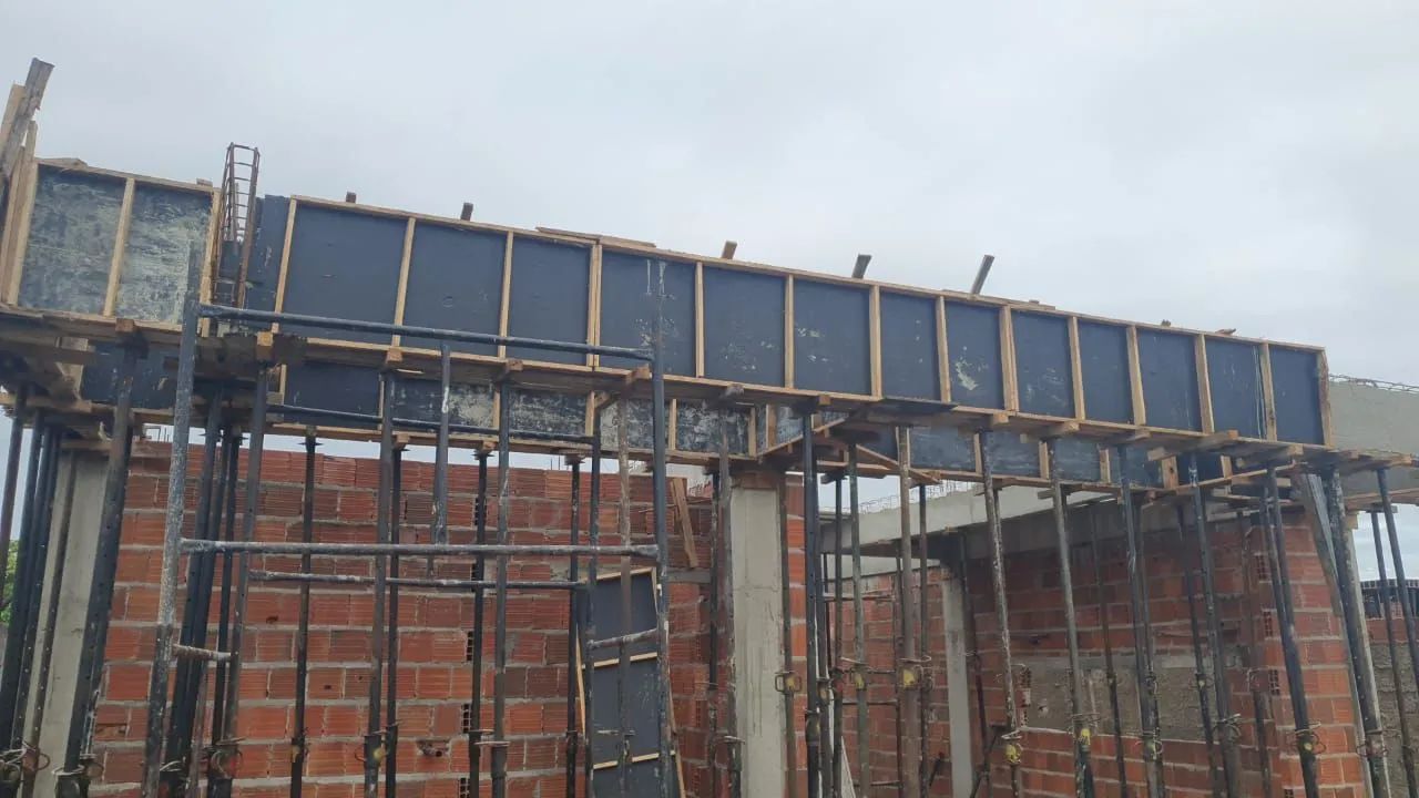 Mestre de obra empreiteiro com equipe 