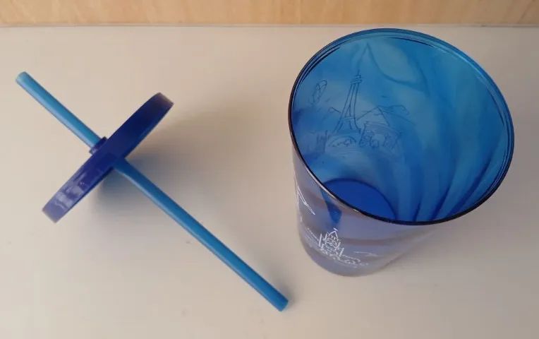 Copo plástico para água Refresco com tampa e canudo - Foto 3