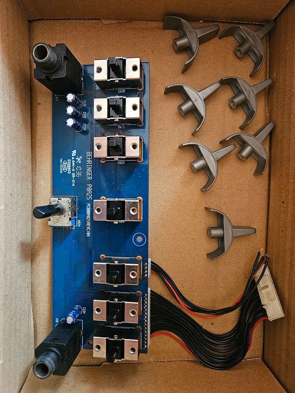 Placa inferior Chaves Knob Mixer Behringer VMX 300