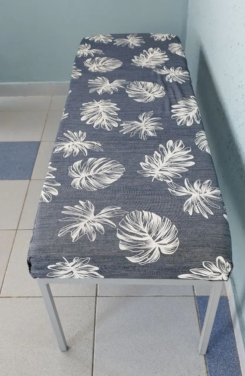 Banco com capa decorativa para área externa