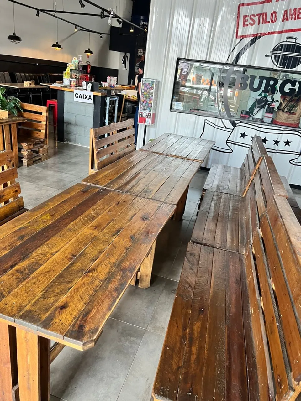 Conjunto de Mesa e Bancos em Madeira Rústica